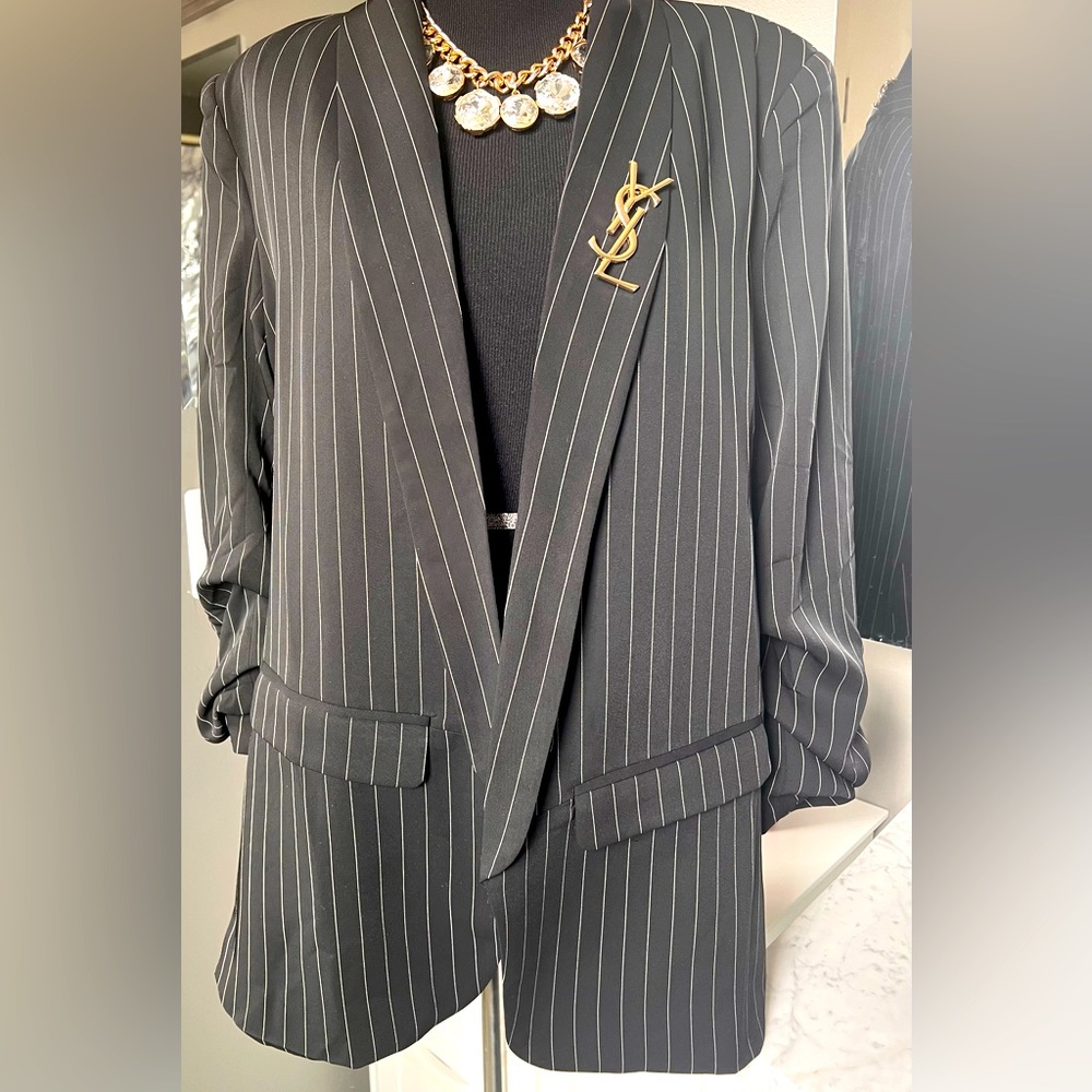 🖤BLACK WITH WHITE PIN STRIPE BLAZER🖤‼️BROCHE AND NECKLACE NOT INCLUDED ‼️👈🏽